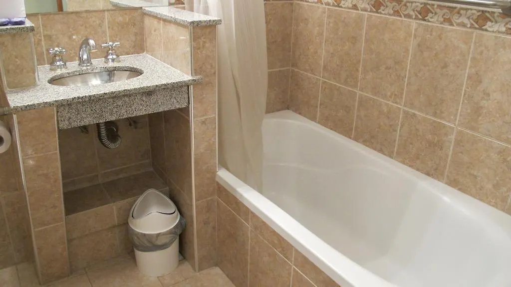 Baño privado con bañera y mesada de granito