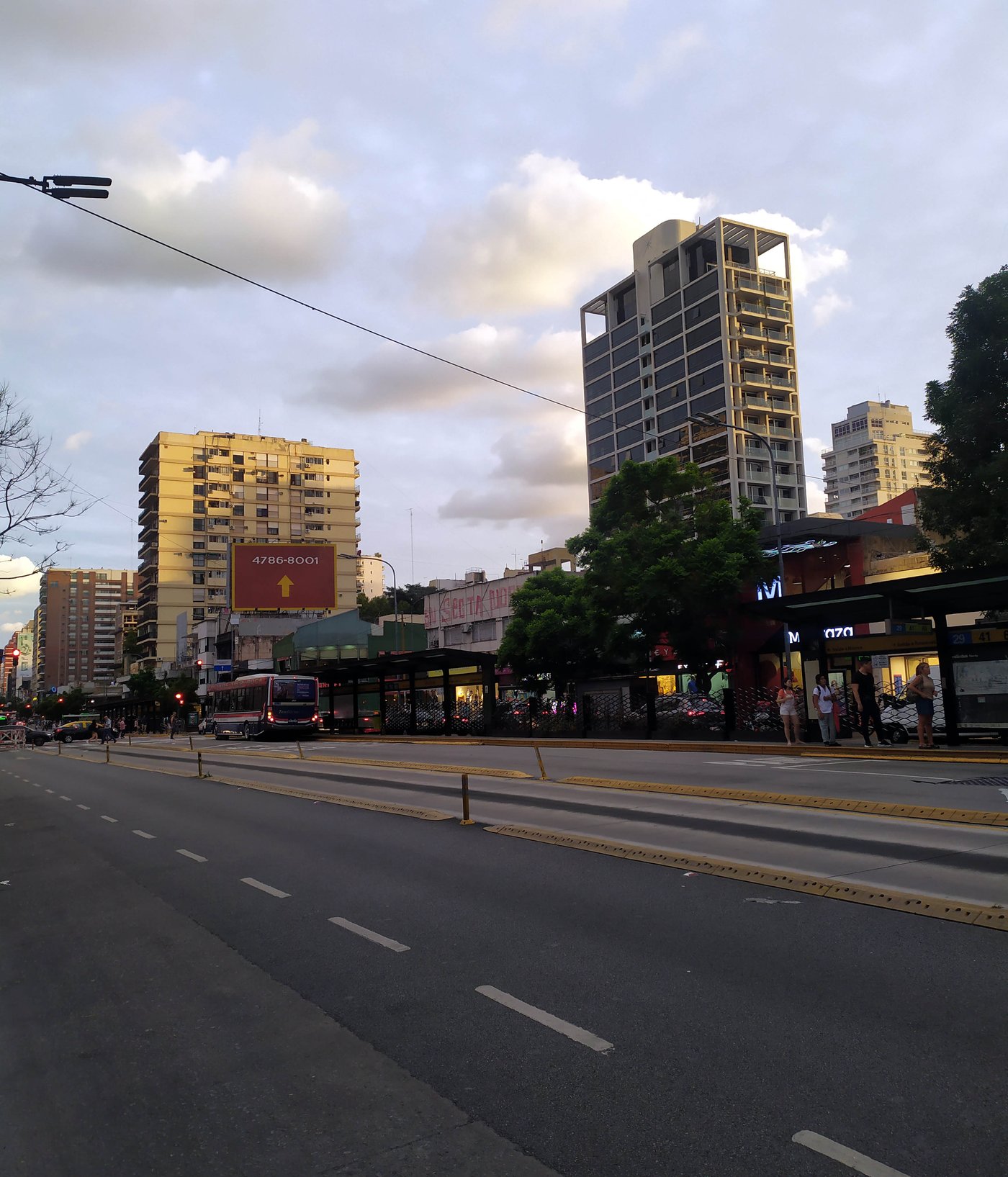 Avenida Cabildo al atardecer, con sus edificios y comercios