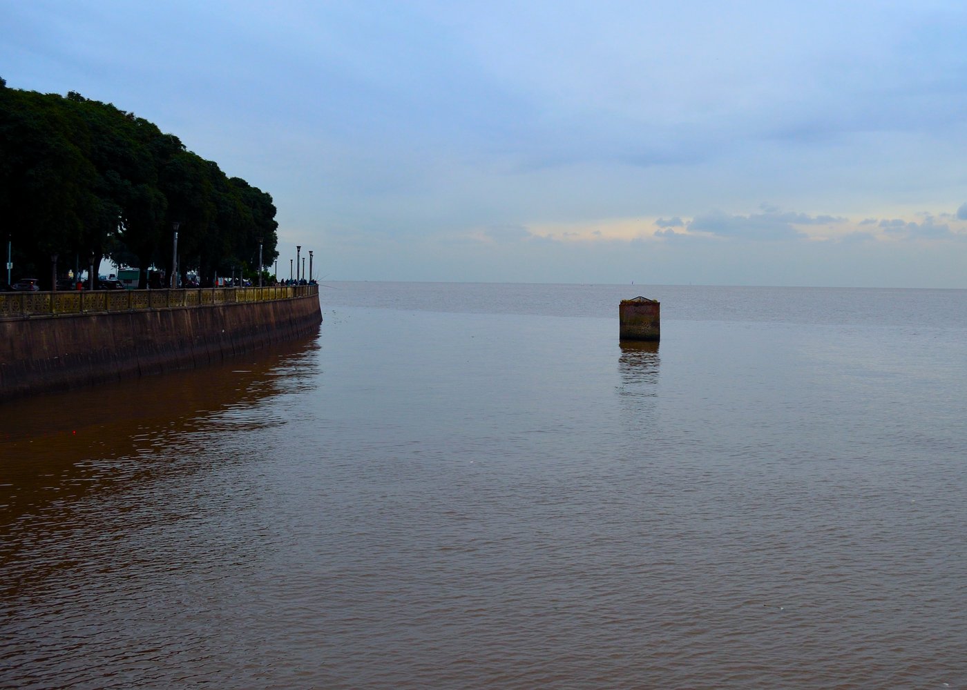 El Río de la Plata visto desde el muelle de la Costanera Norte