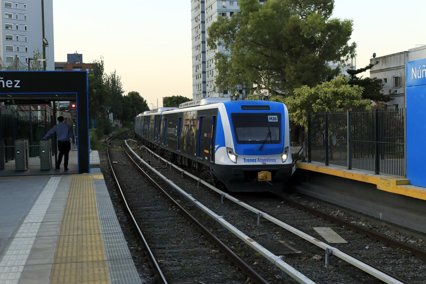 El tren Mitre entrando al andén de la estación Núñez al atardecer