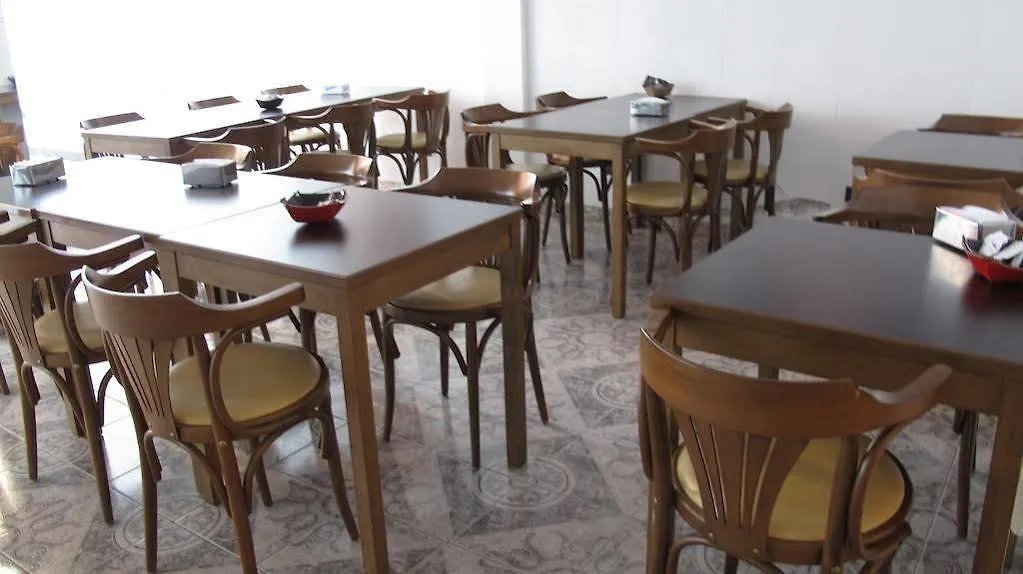 El desayunador con sus mesas de madera listas para la mañana