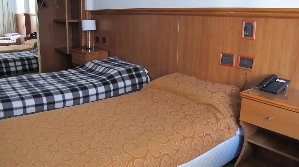 Habitación cuádruple con varias camas y placard