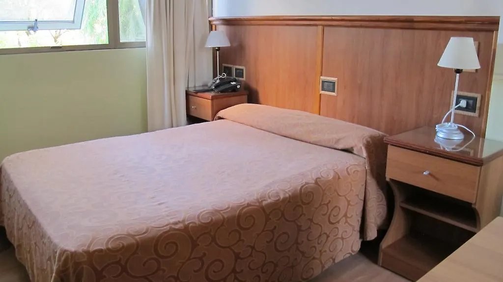 Otra de las habitaciones matrimoniales, con lámpara de mesa encendida