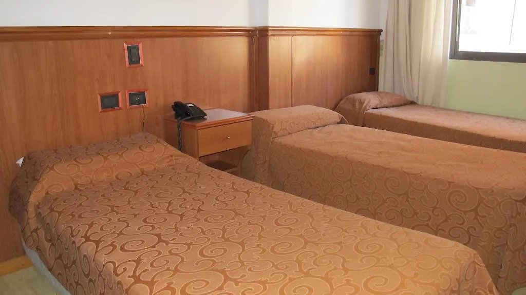 Habitación triple con cama matrimonial y cama individual