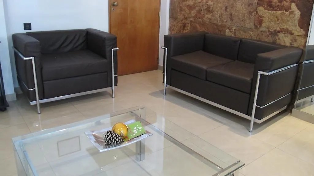 Los sillones del lobby con la frutera sobre la mesa ratona