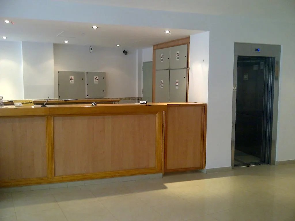 La recepción del hotel con su mostrador de madera, atendida las 24 horas